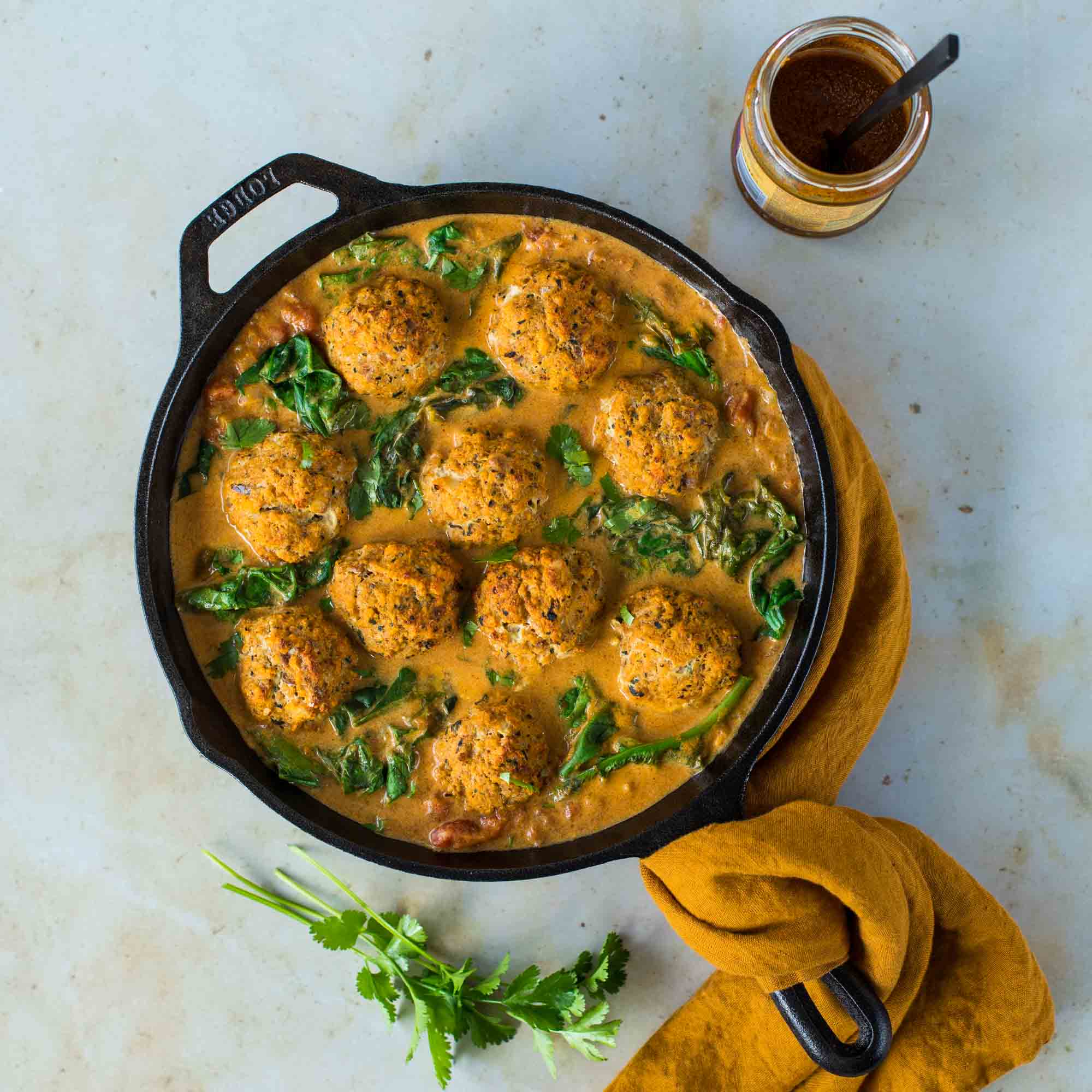 Boulettes de poisson, épinards et sauce au curry